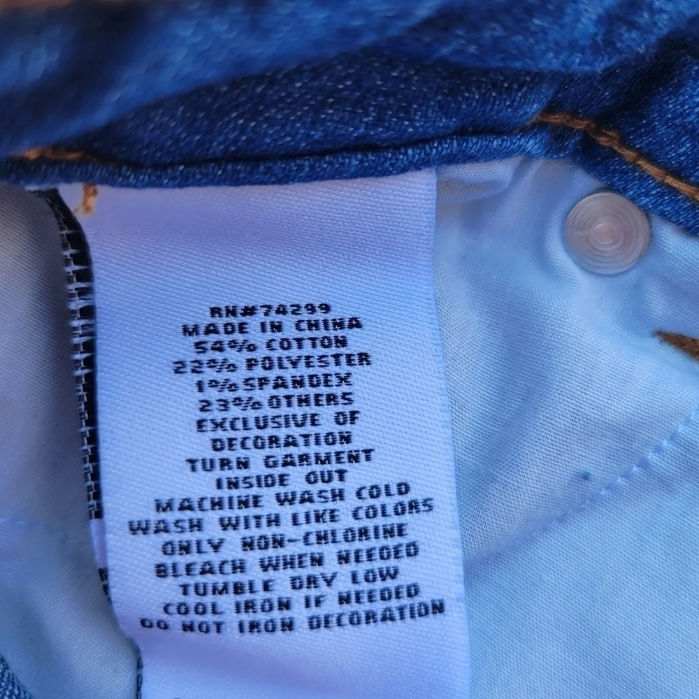 3/$15 DKNY Distressed Medium Wash Denim Jean Sho…